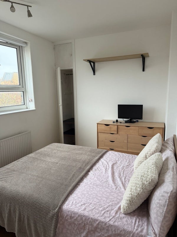 Room Paradise Street in Greater London