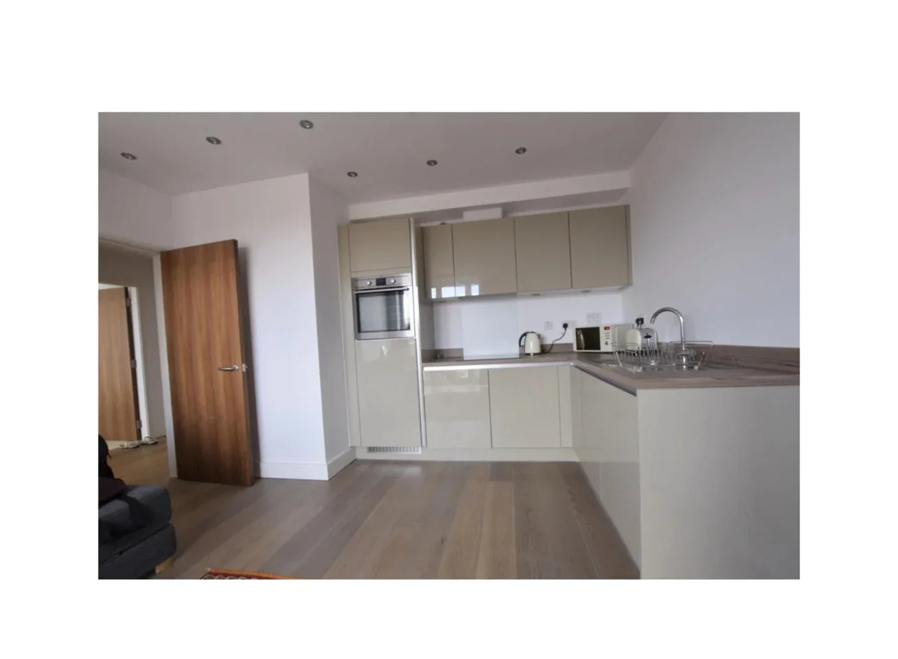 Flat Knoll Rise in Greater London