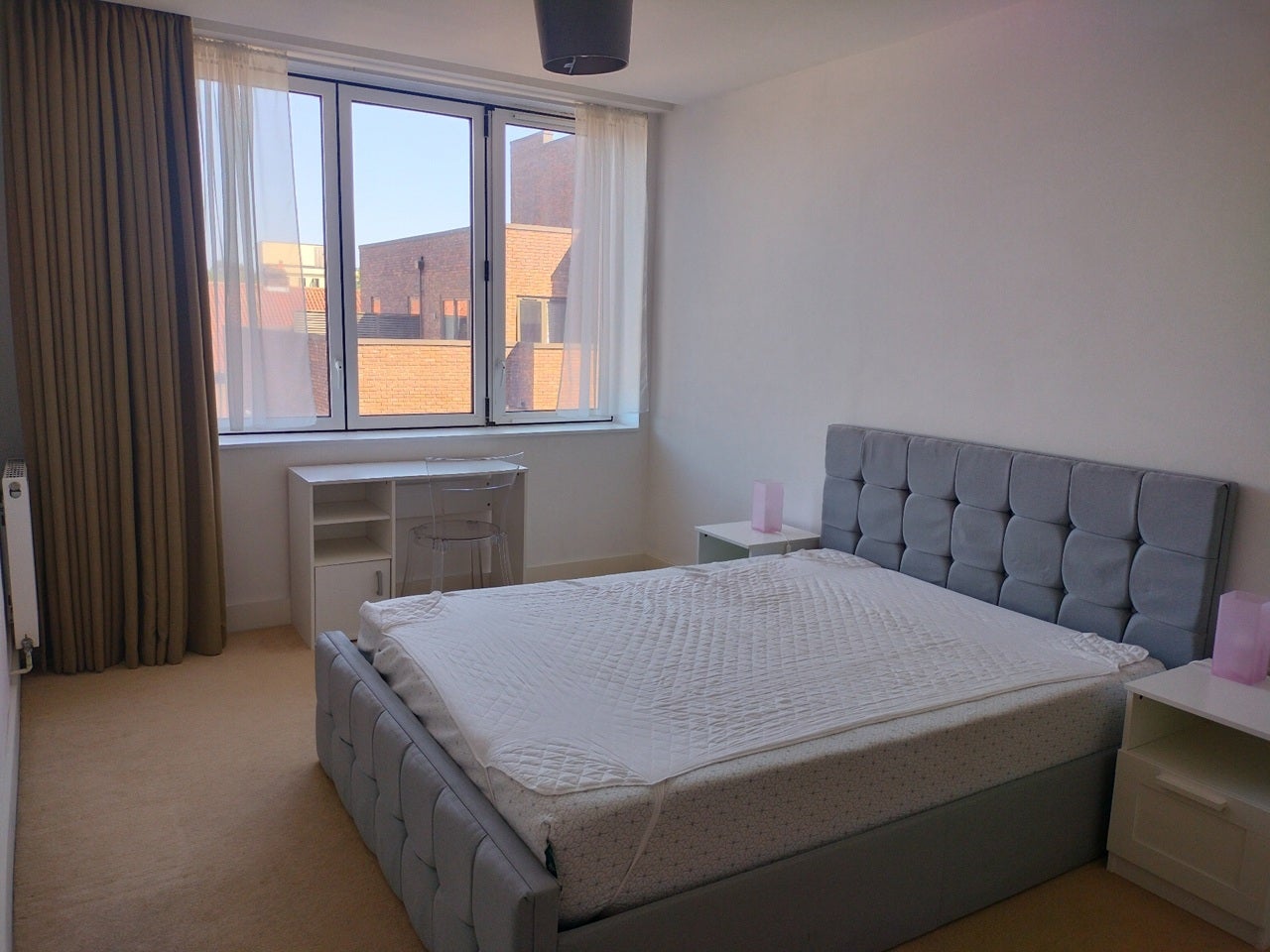 Flat Knoll Rise in Greater London
