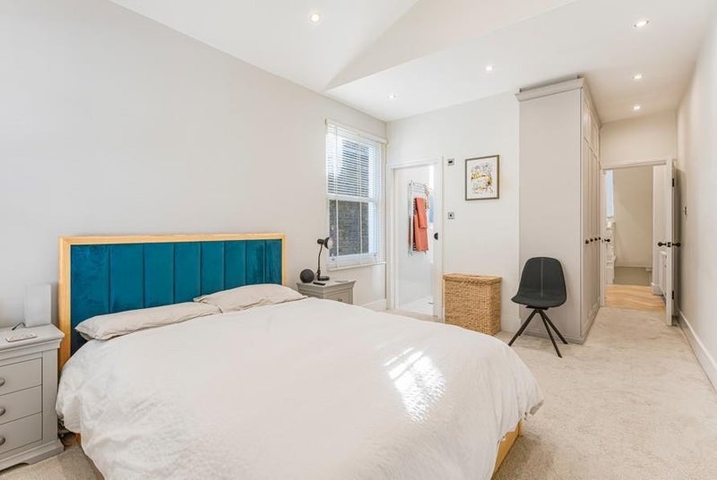 Room Querrin Street in Greater London