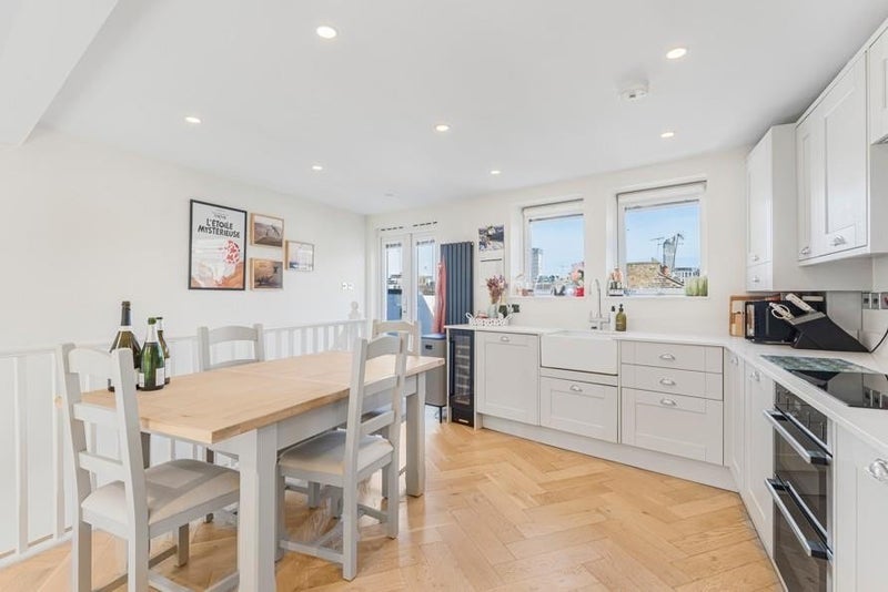 Room Querrin Street in Greater London