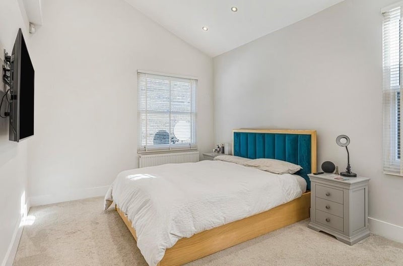 Room Querrin Street in Greater London