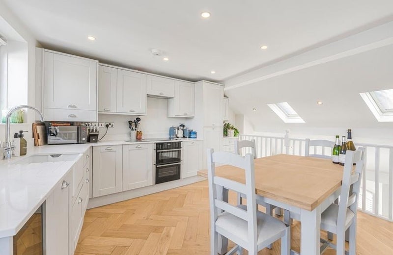 Room Querrin Street in Greater London