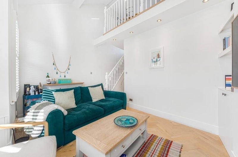 Room Querrin Street in Greater London
