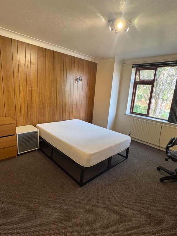 Room Becketts Park Drive in Leeds