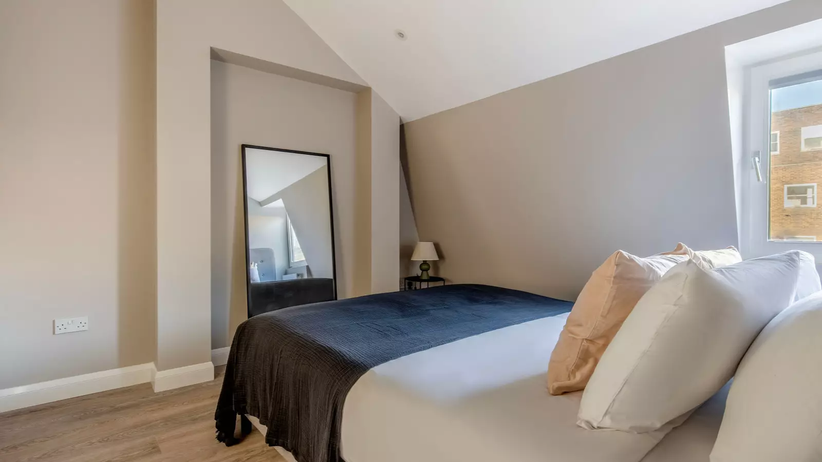 Flat Cleveland Street in Greater London