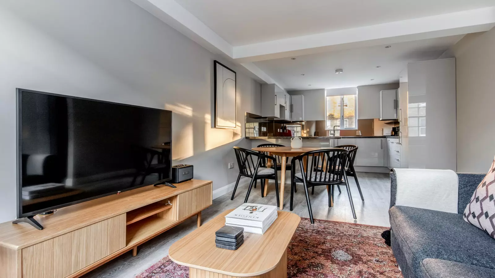 Flat Cleveland Street in Greater London