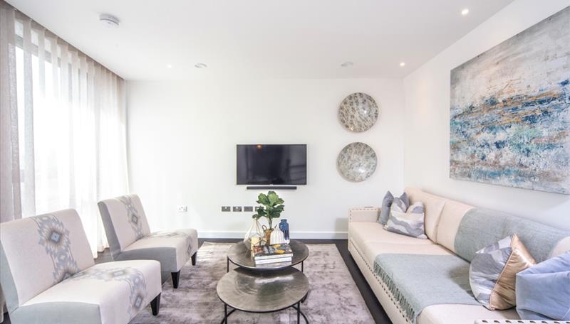 Flat Ponton Road in Greater London