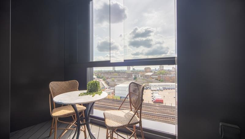 Flat Ponton Road in Greater London