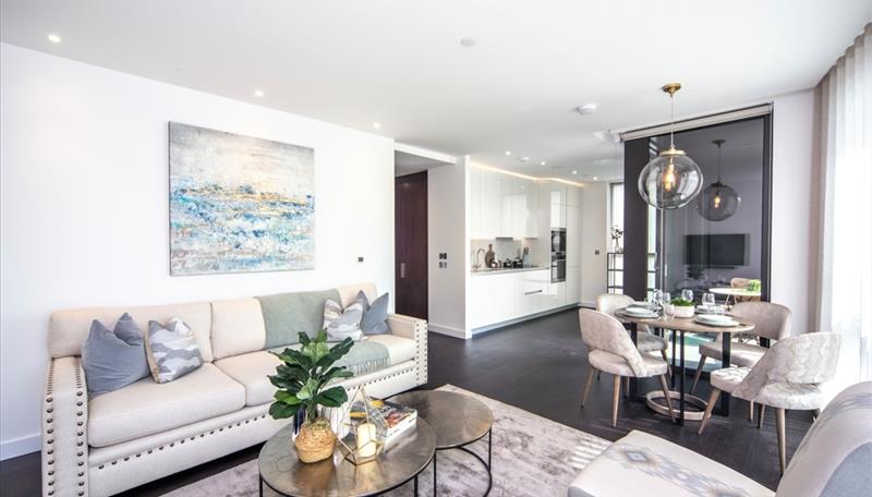 Flat Ponton Road in Greater London