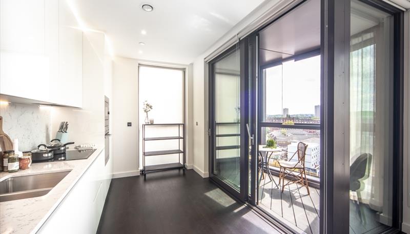 Flat Ponton Road in Greater London