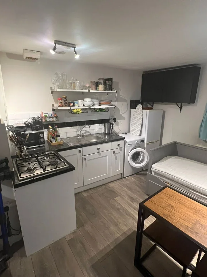 Flat Middleton Road in Greater London