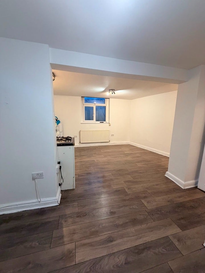 Flat Middleton Road in Greater London