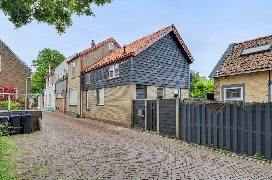 Huis Stationsweg 1 in Zuidland