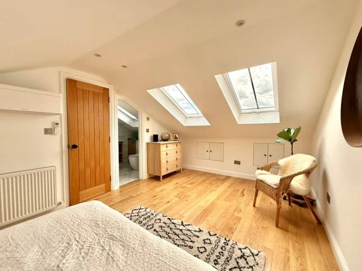 Flat Hazellville Road in Greater London