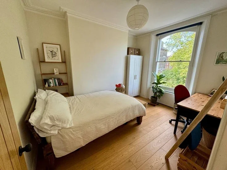 Flat Hazellville Road in Greater London