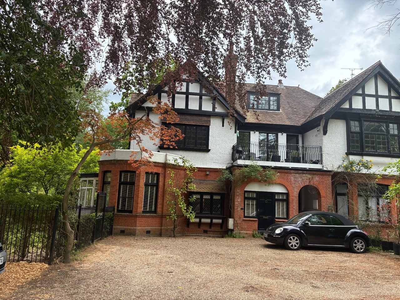 Flat Burleigh Road in Ascot