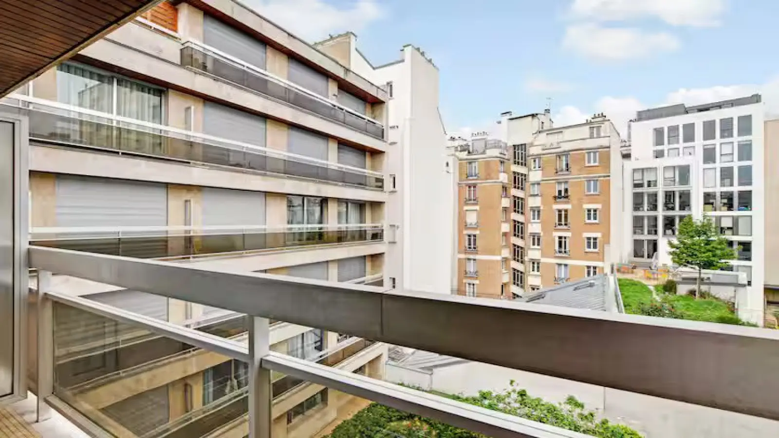 Flat Rue Balzac in Paris