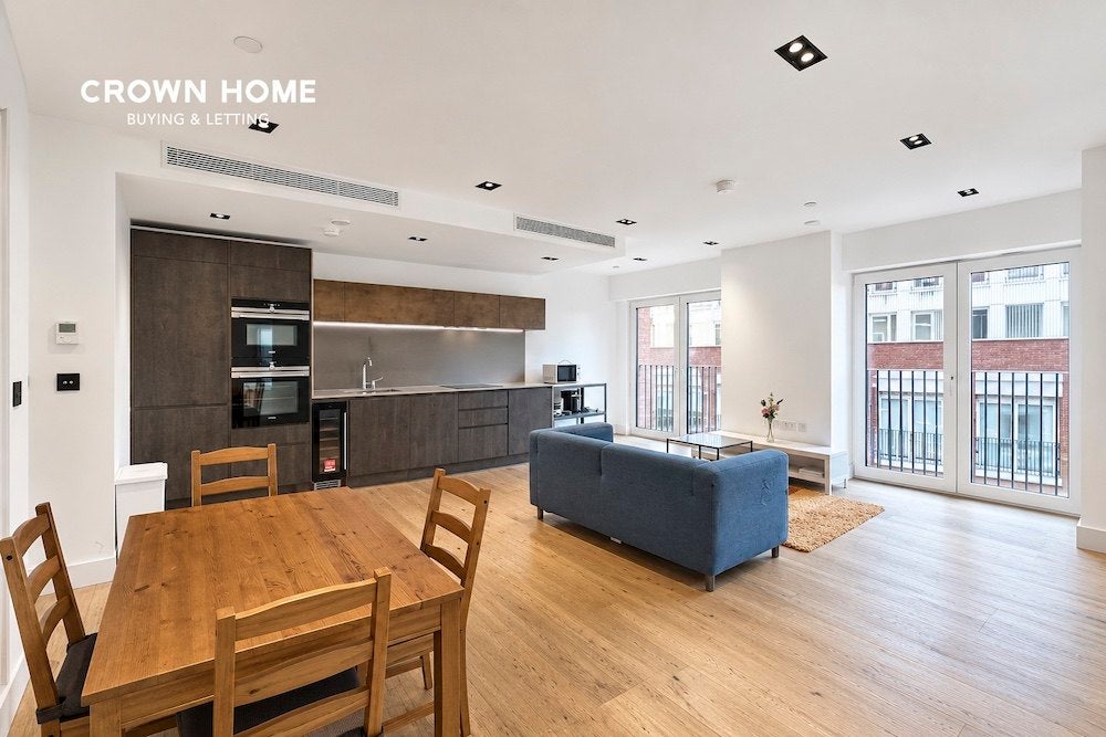 Flat Nine Elms Lane in Greater London