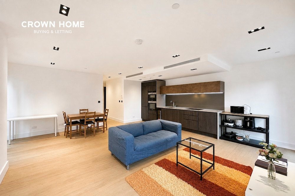 Flat Nine Elms Lane in Greater London