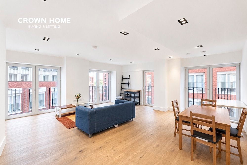 Flat Nine Elms Lane in Greater London