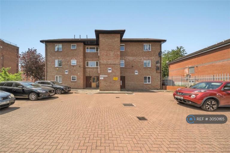 Flat Cress Mews in Greater London