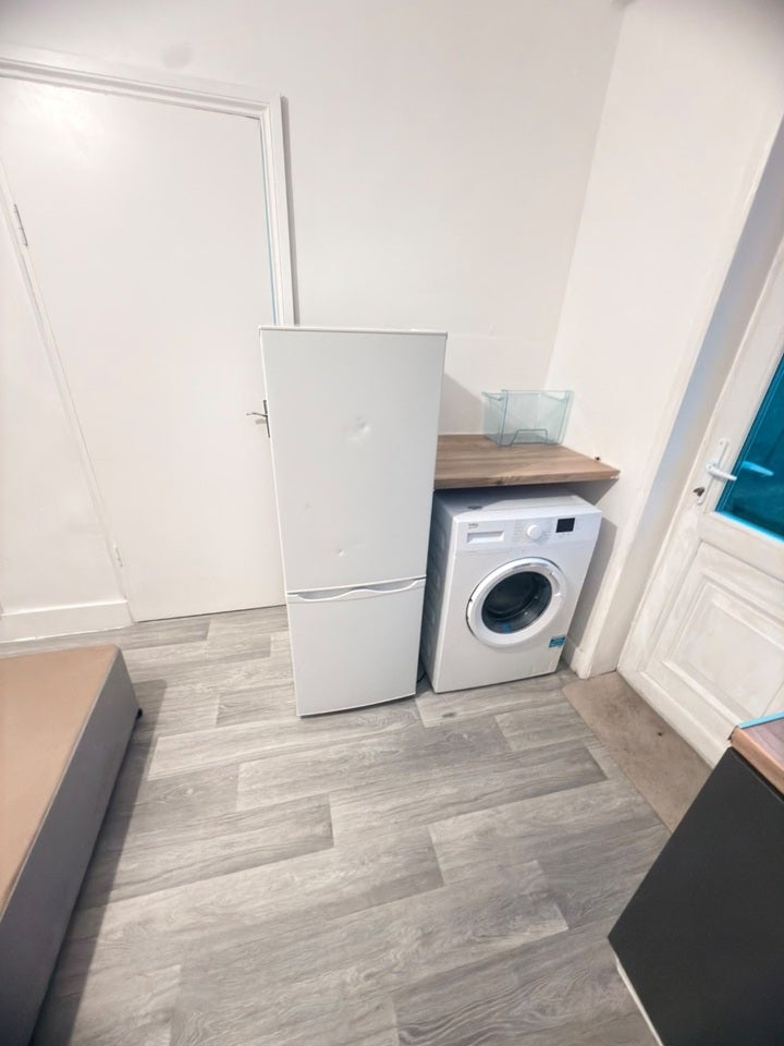 Flat Watling Avenue in Greater London
