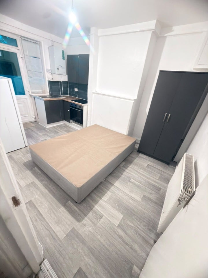 Flat Watling Avenue in Greater London