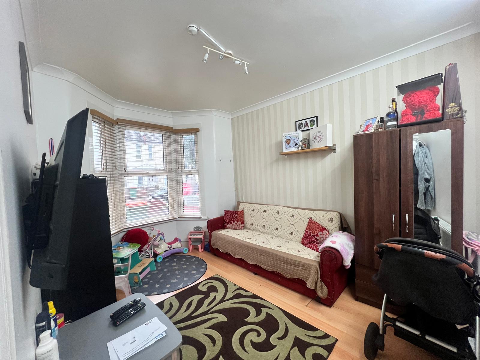 Flat Sherrard Road in Greater London