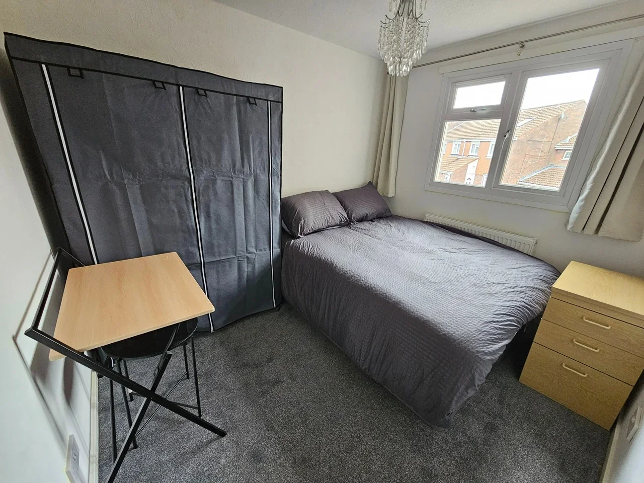 Room Berrymeade Walk in Crawley