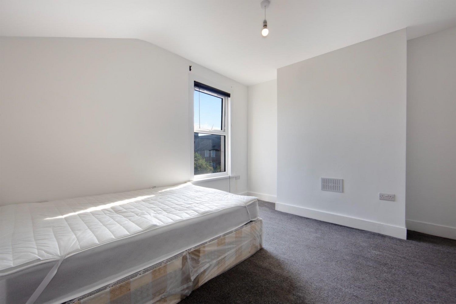 Flat Bartram Road in Greater London