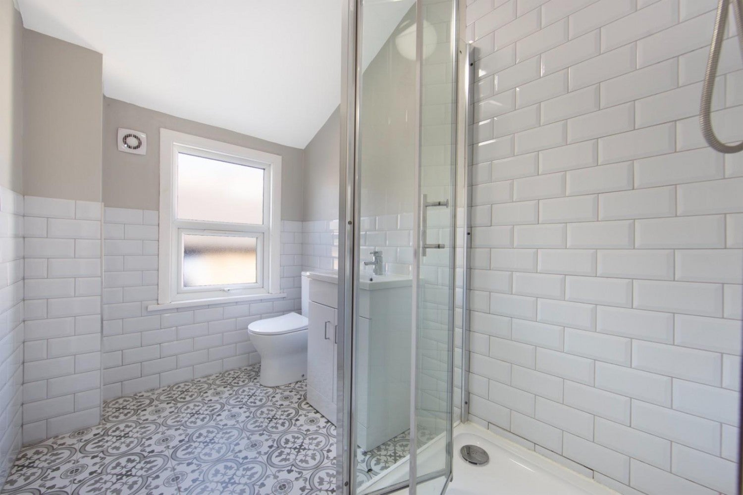 Flat Bartram Road in Greater London