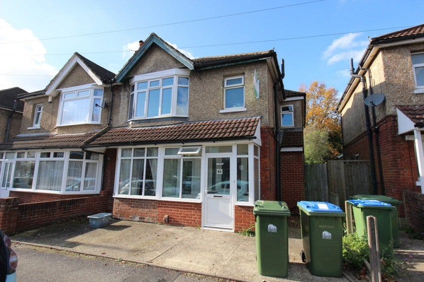 Flat Blenheim Gardens in Southampton