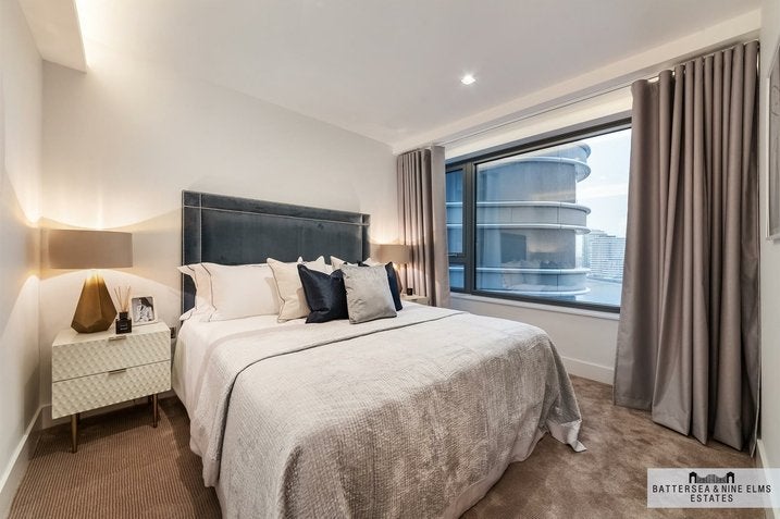 Flat Albert Embankment in Greater London