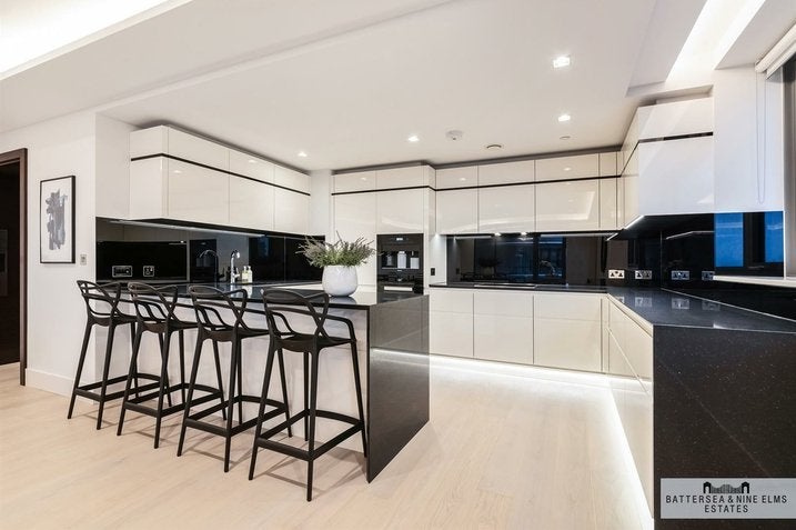 Flat Albert Embankment in Greater London