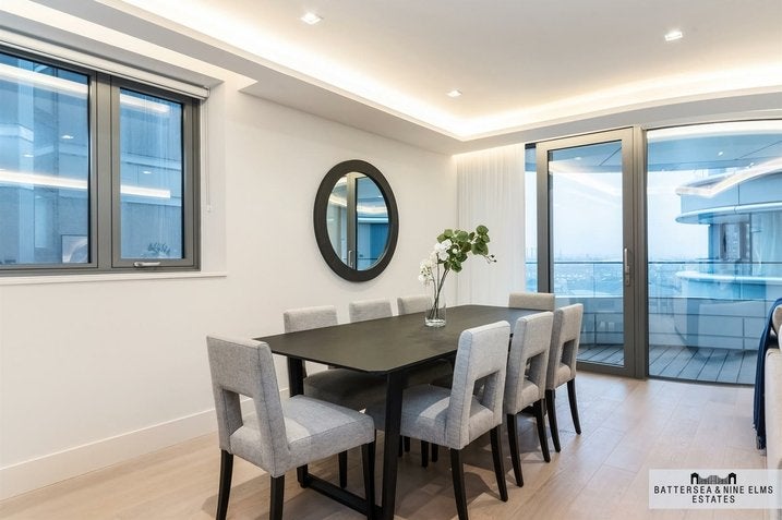 Flat Albert Embankment in Greater London