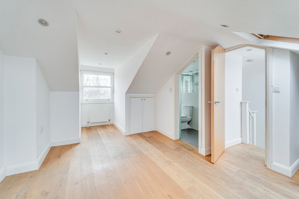 Flat Ringwood Avenue in Greater London