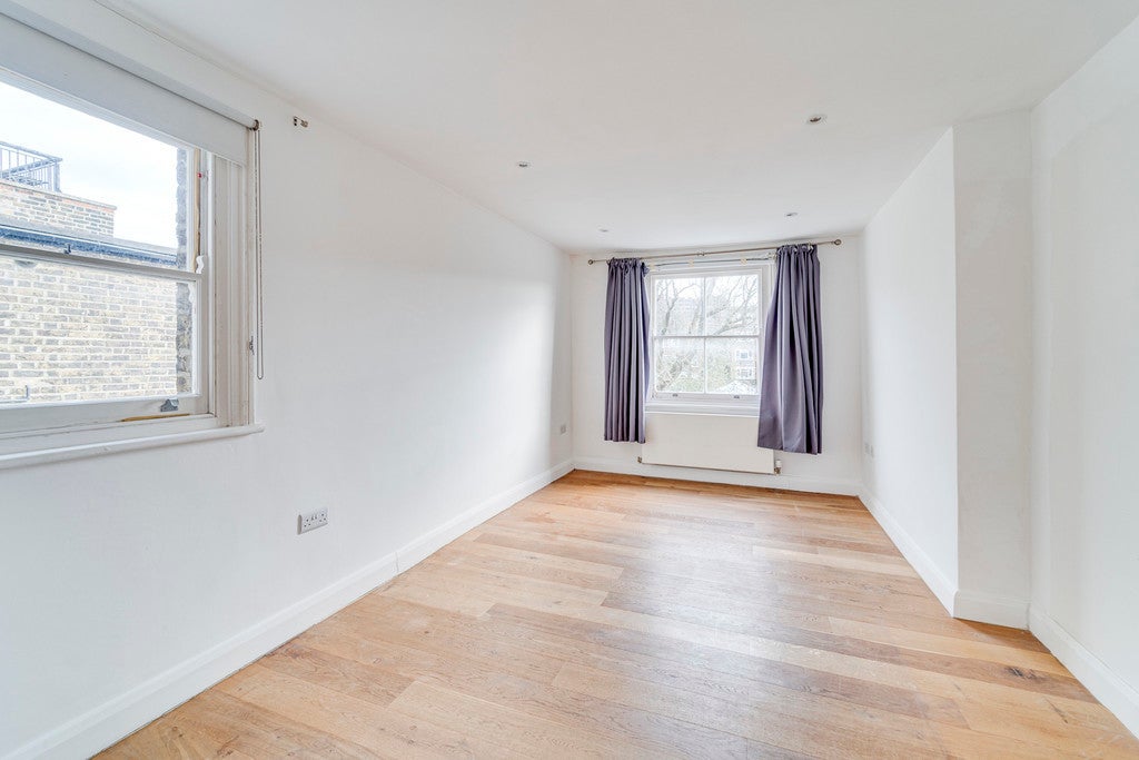 Flat Ringwood Avenue in Greater London
