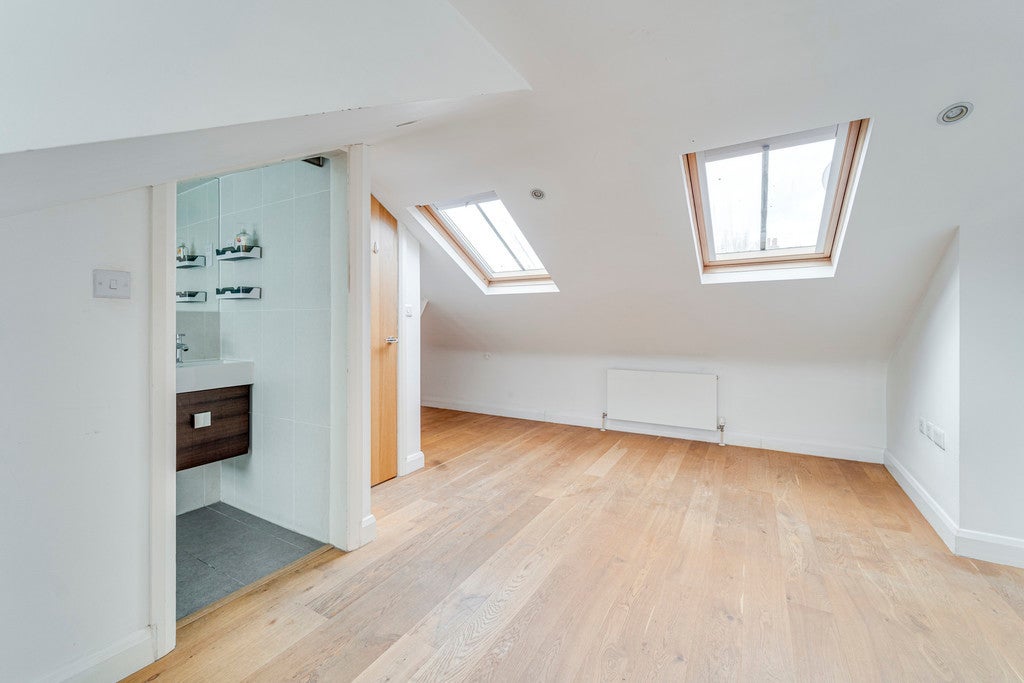 Flat Ringwood Avenue in Greater London