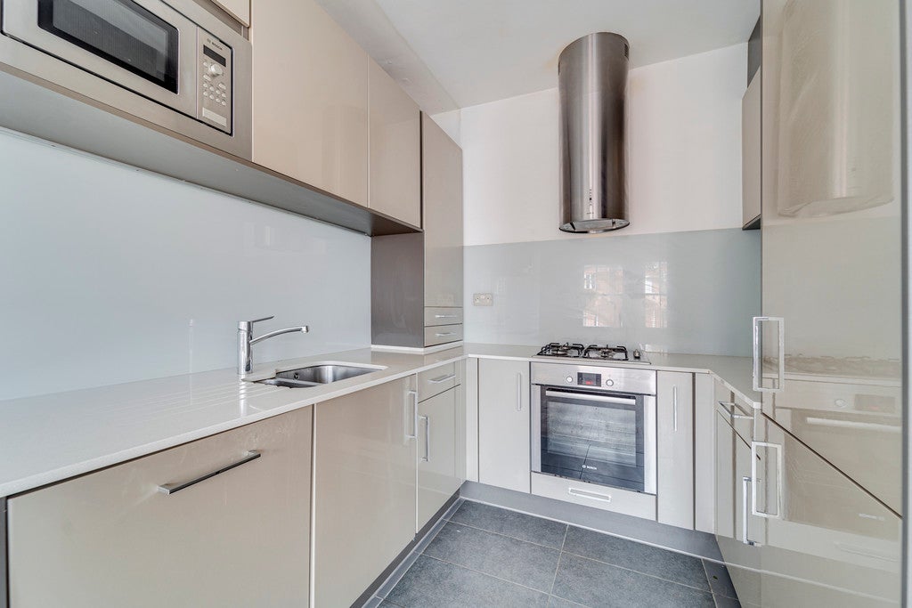 Flat Ringwood Avenue in Greater London