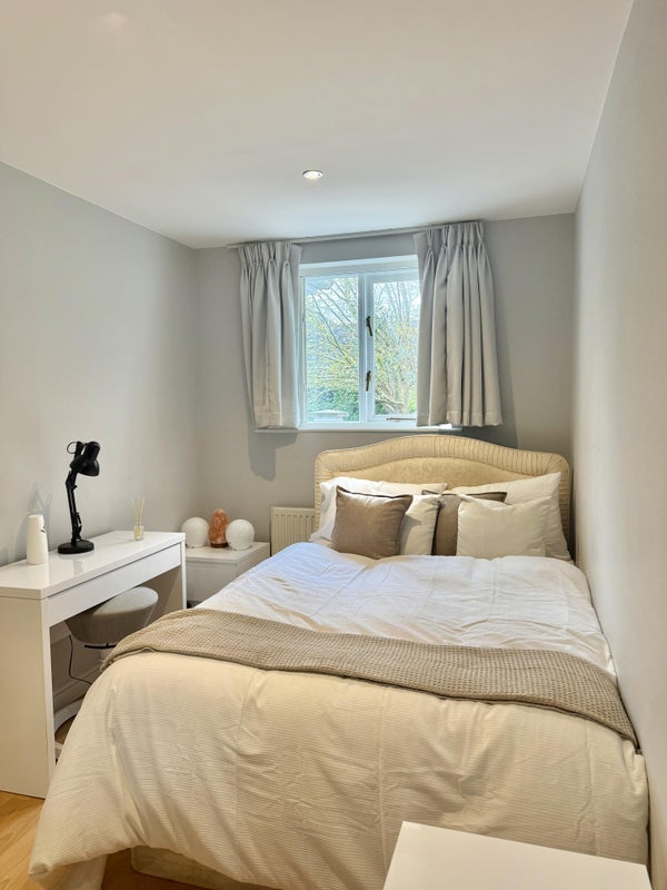 Room Westferry Road in Greater London