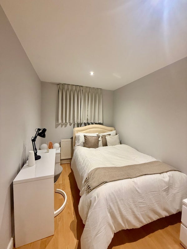 Room Westferry Road in Greater London