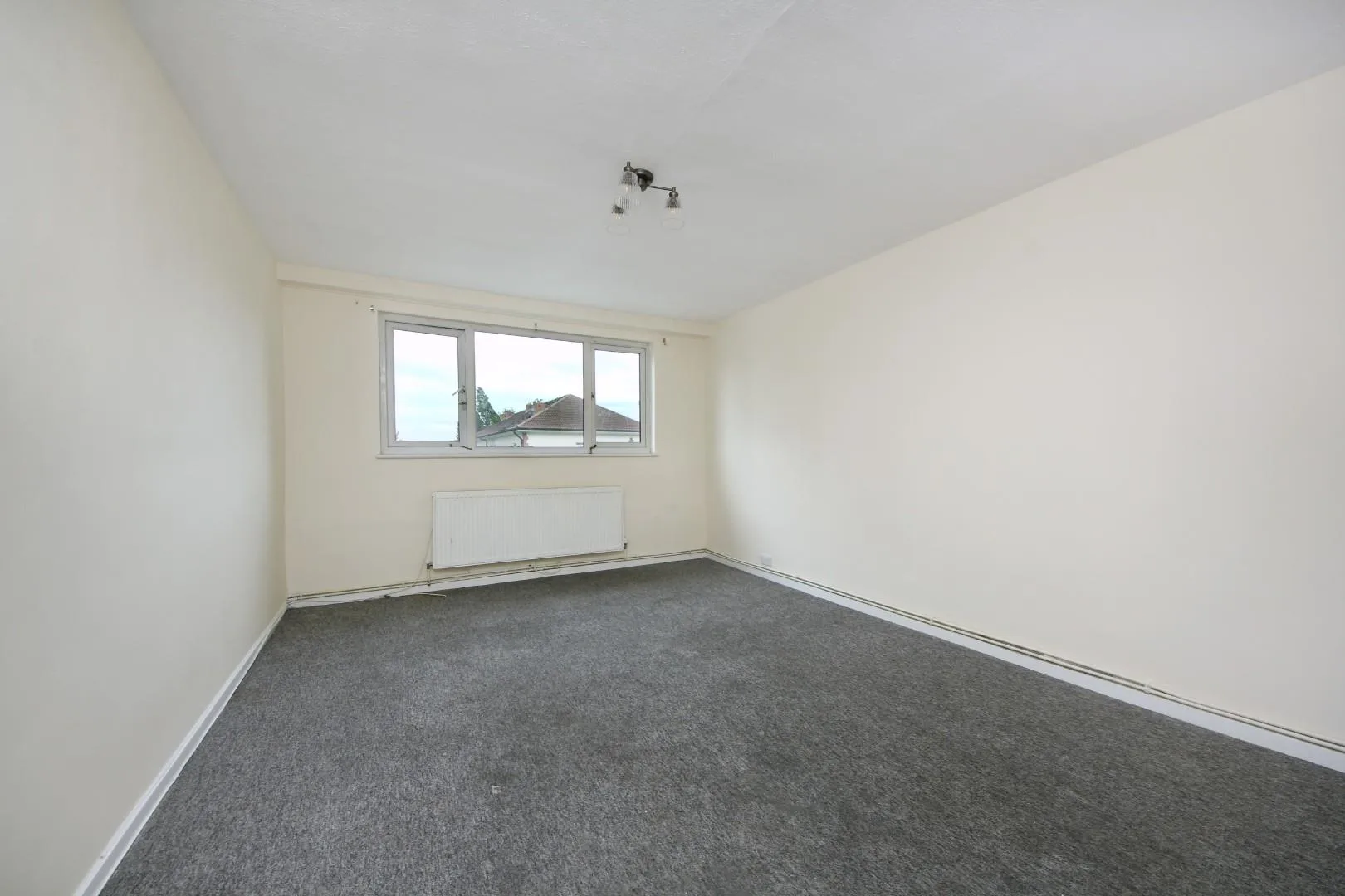 Flat Wayfarer Road in Greater London