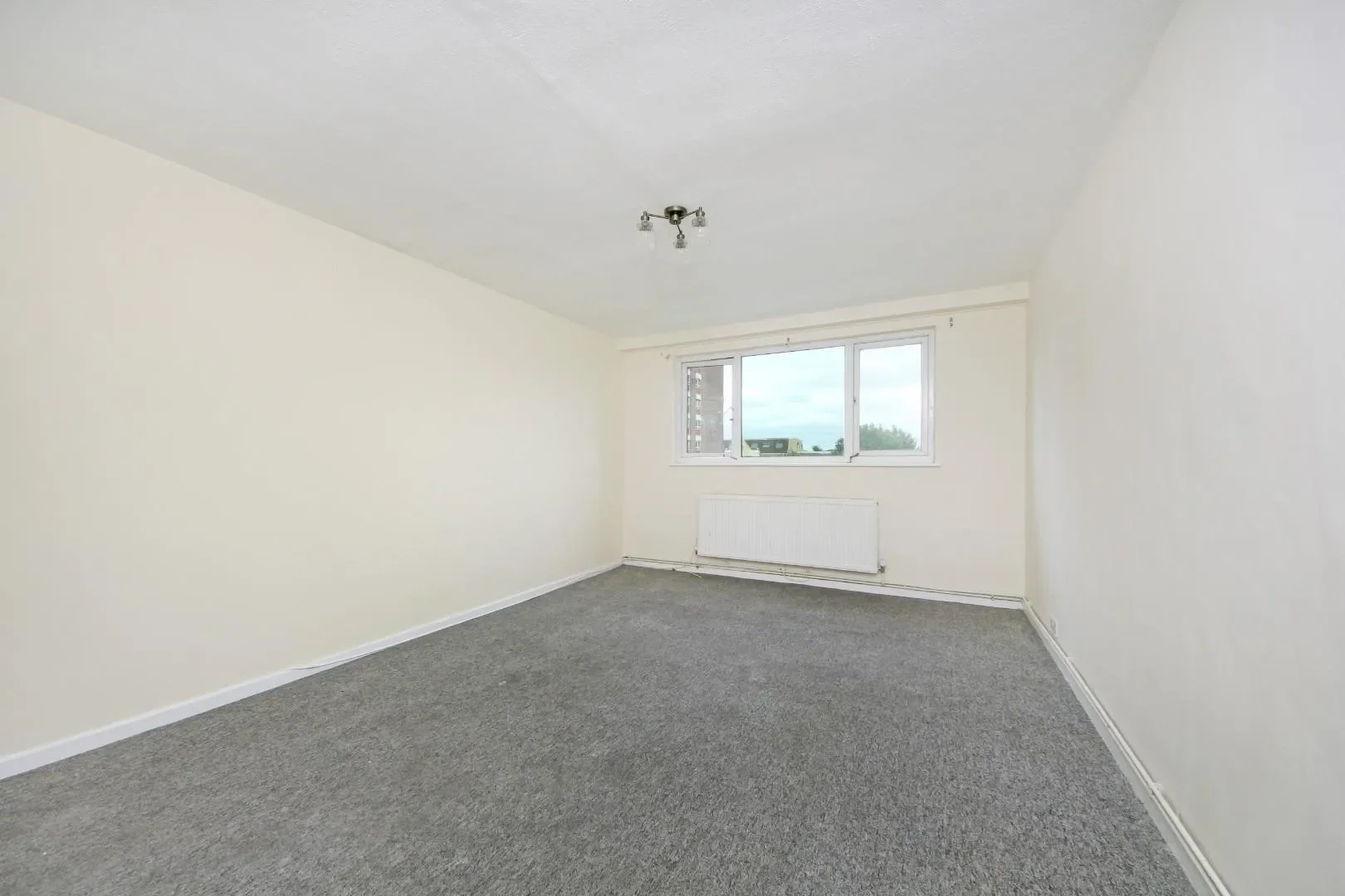 Flat Wayfarer Road in Greater London
