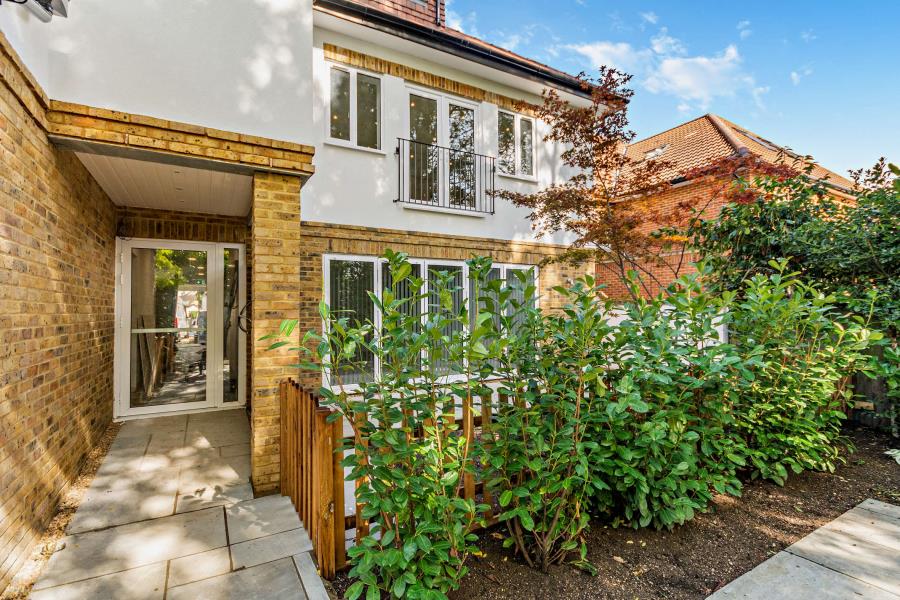 Flat Swakeleys Road in Greater London