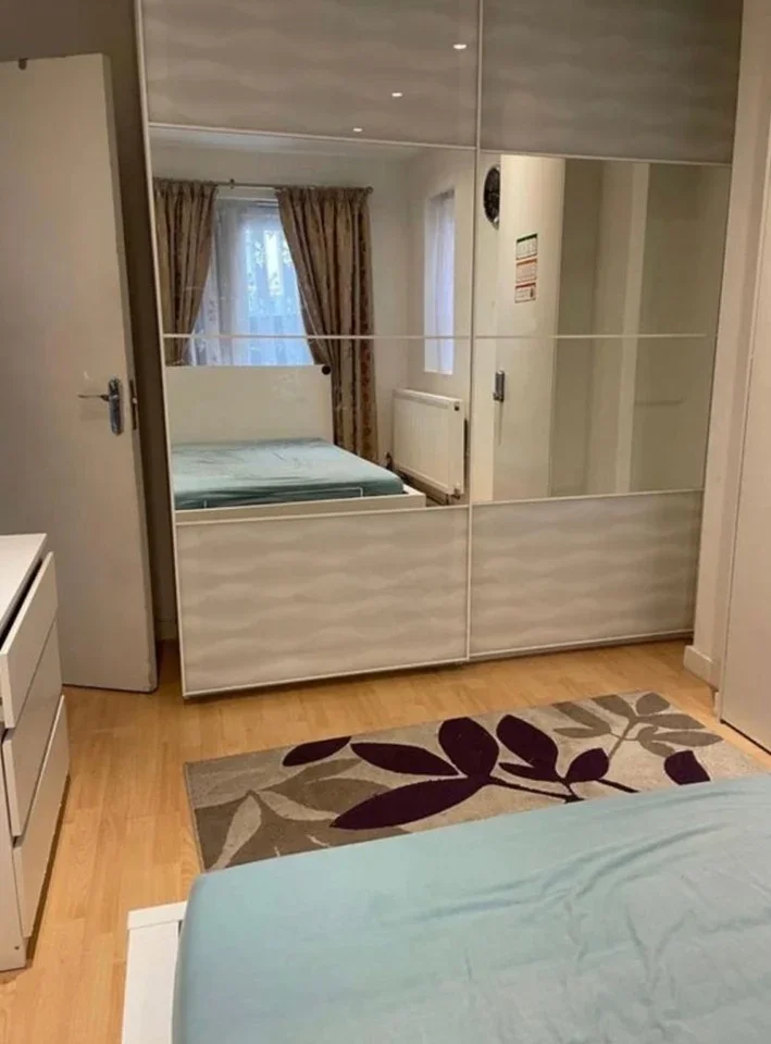 Room Mostyn Avenue in Greater London