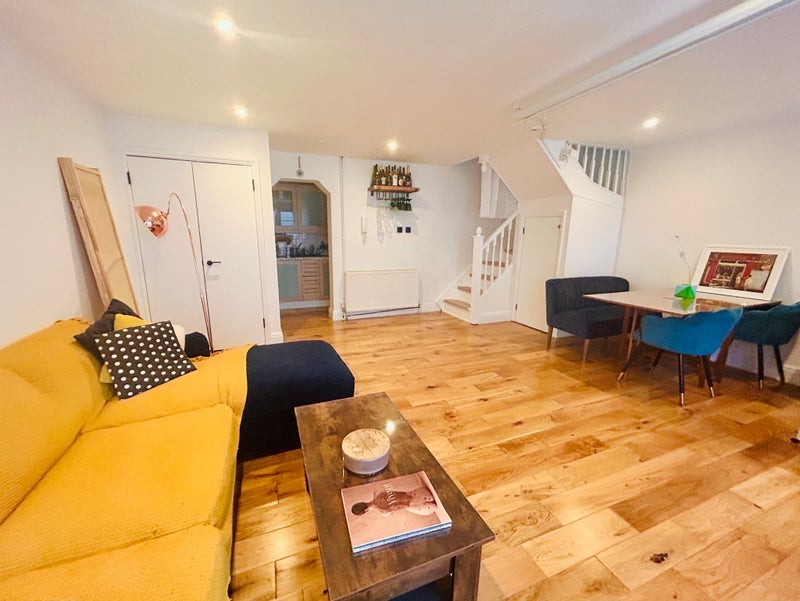 Flat Cazenove Road in Greater London