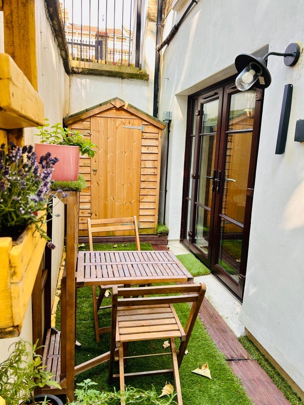 Flat Cazenove Road in Greater London