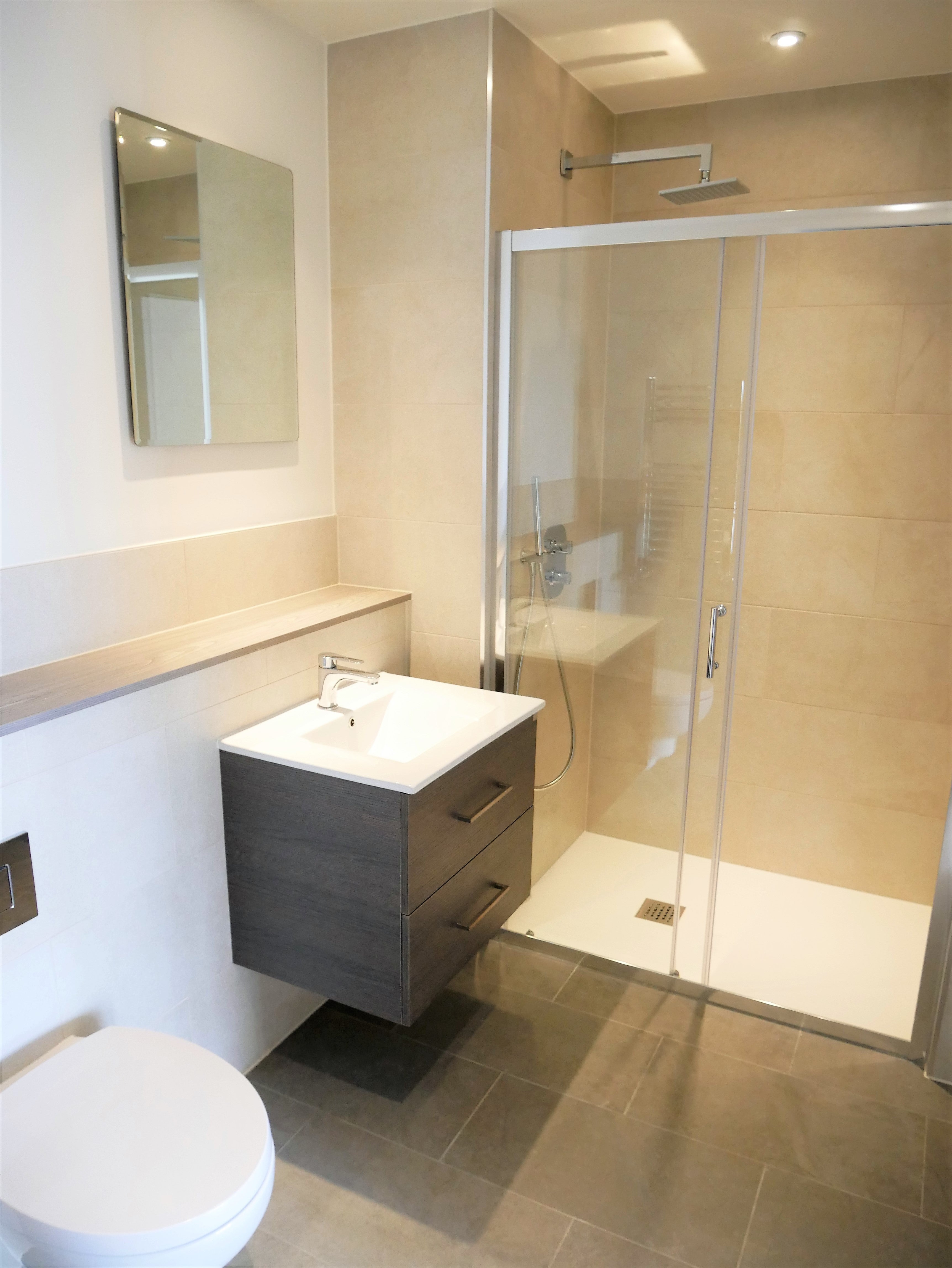 Flat Cowley Bridge in Greater London