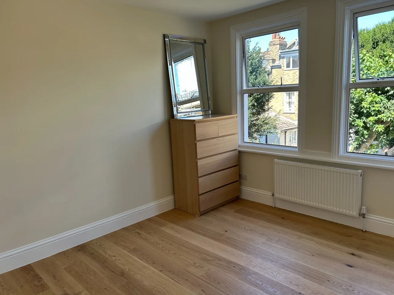 Flat Foulser Road in Greater London